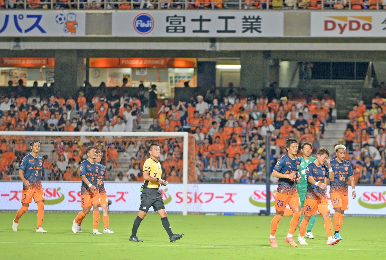 前半、先制点を許し、悔しそうな表情で飲水タイムに向かう清水の選手たち
