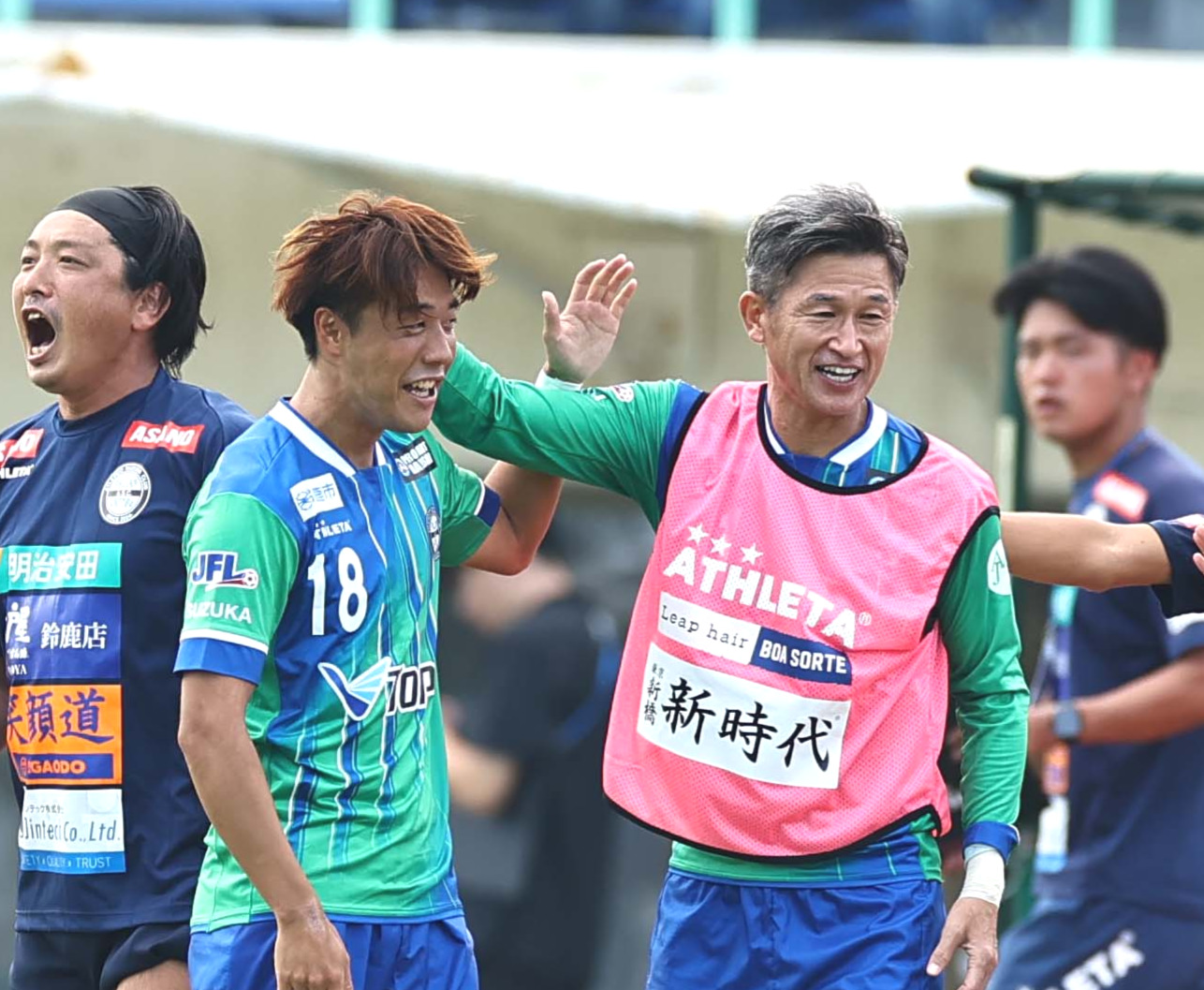 アトレチコ鈴鹿対ヴィアティン三重　前半、ゴールを決めたアトレチコ鈴鹿・石川（左から2人目）と笑顔を見せる三浦（撮影・上田博志）