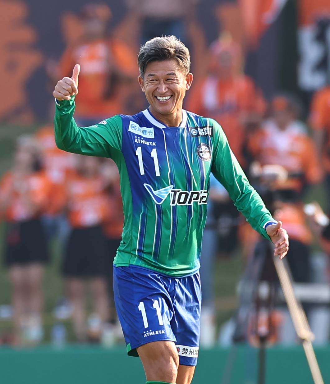 アトレチコ鈴鹿対ヴィアティン三重　後半に出場したアトレチコ鈴鹿・三浦はピッチで笑顔を見せる（撮影・上田博志）
