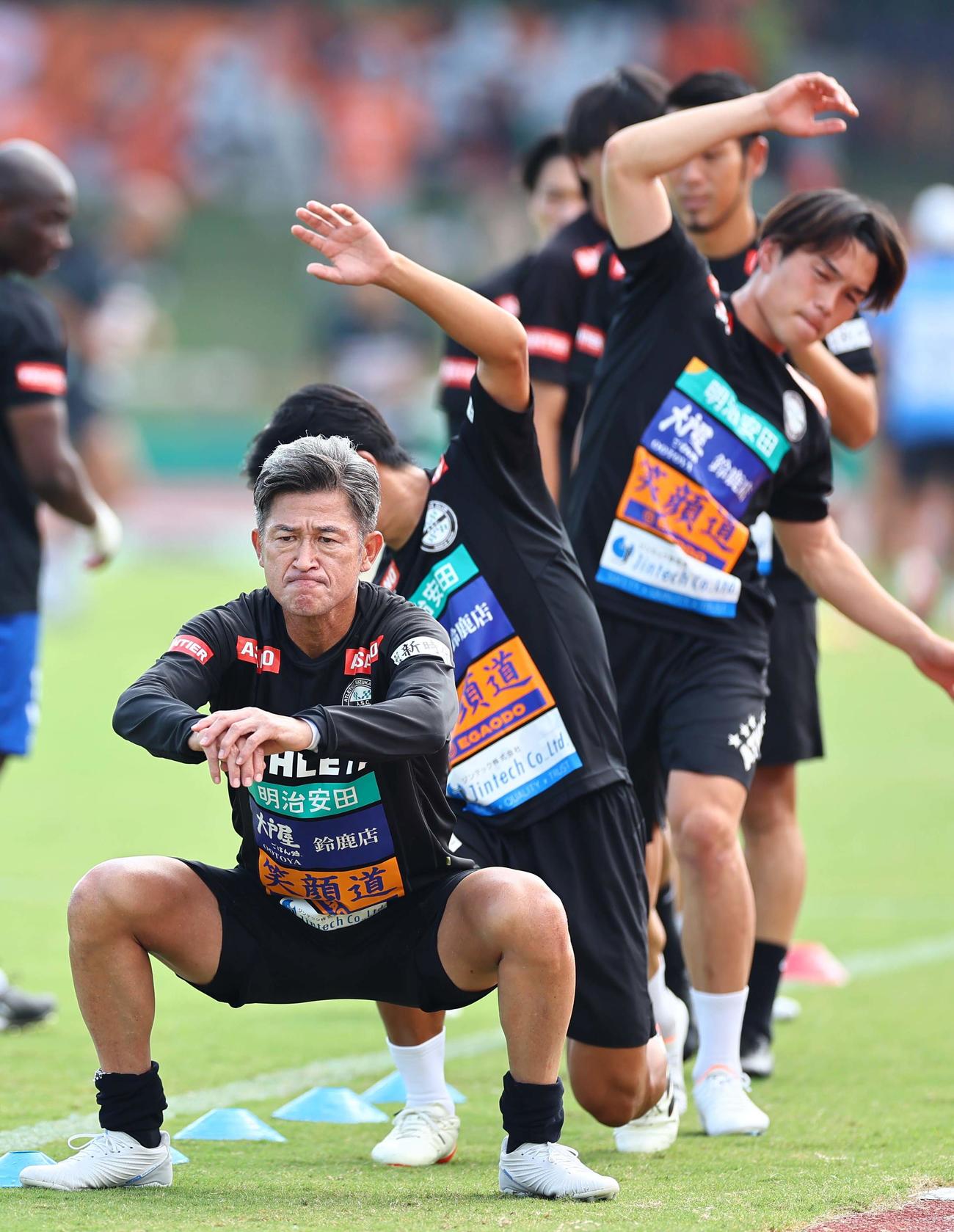 アトレチコ鈴鹿対ヴィアティン三重　アトレチコ鈴鹿三浦（左）は試合前練習をする（撮影・上田博志）