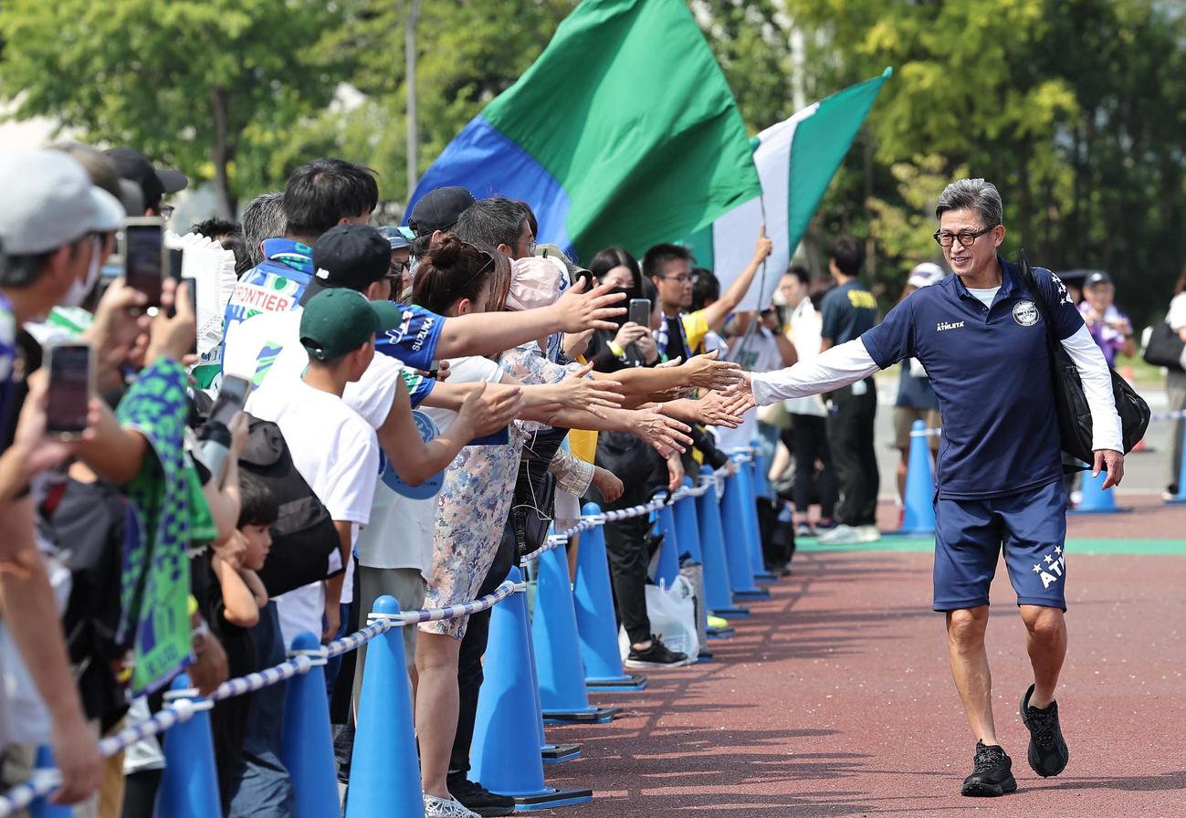 アトレチコ鈴鹿対ヴィアティン三重　サポーターの歓迎を受けながら会場入りするアトレチコ鈴鹿・三浦知良（撮影・上田博志）