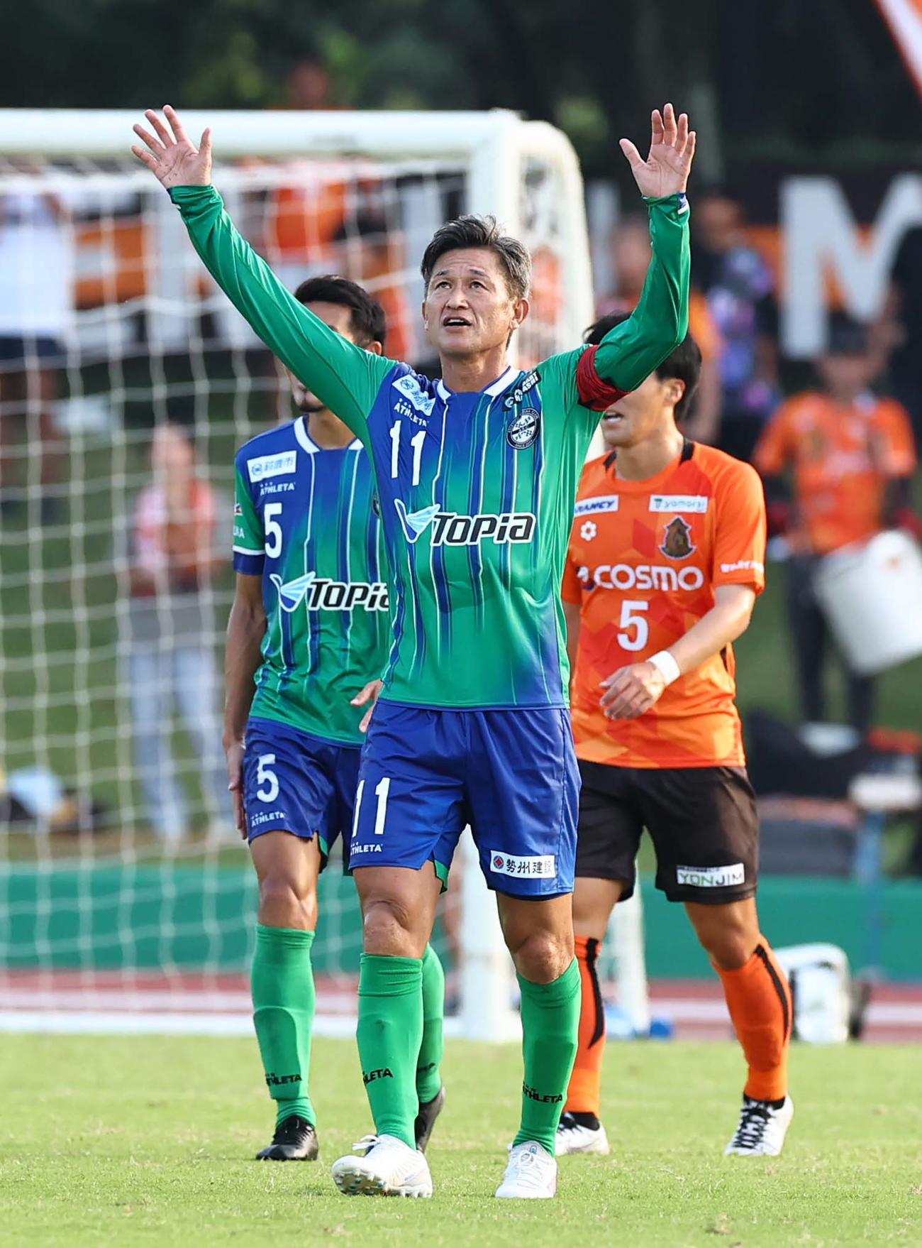 アトレチコ鈴鹿対ヴィアティン三重　勝利したアトレチコ鈴鹿・三浦はバンザイして喜ぶ（撮影・上田博志）
