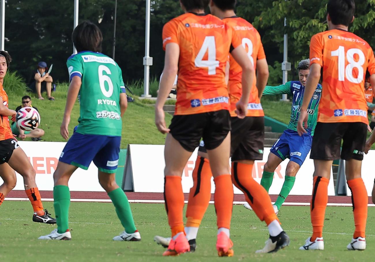 アトレチコ鈴鹿対ヴィアティン三重　FKを蹴るアトレチコ鈴鹿・三浦（撮影・上田博志）