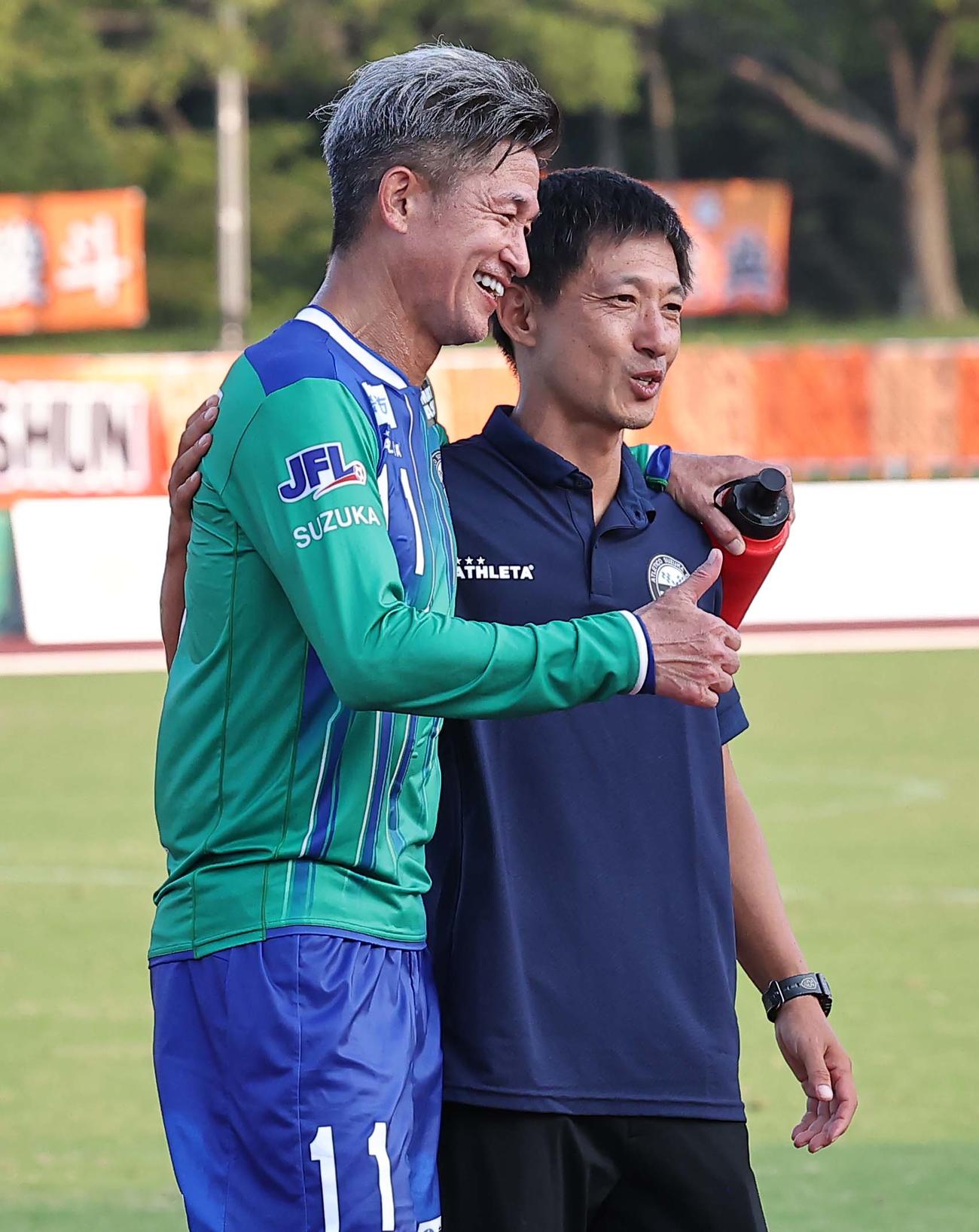 アトレチコ鈴鹿対ヴィアティン三重　アトレチコ鈴鹿・三浦（左）は朴監督と勝利を喜ぶ（撮影・上田博志）