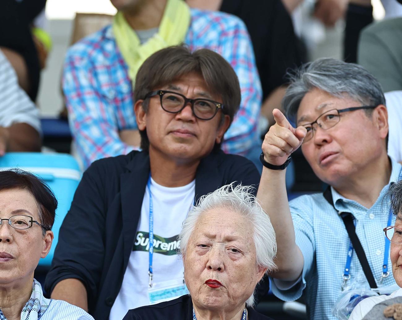 アトレチコ鈴鹿対ヴィアティン三重を観戦する三浦知良の兄の三浦泰年氏（撮影・上田博志）