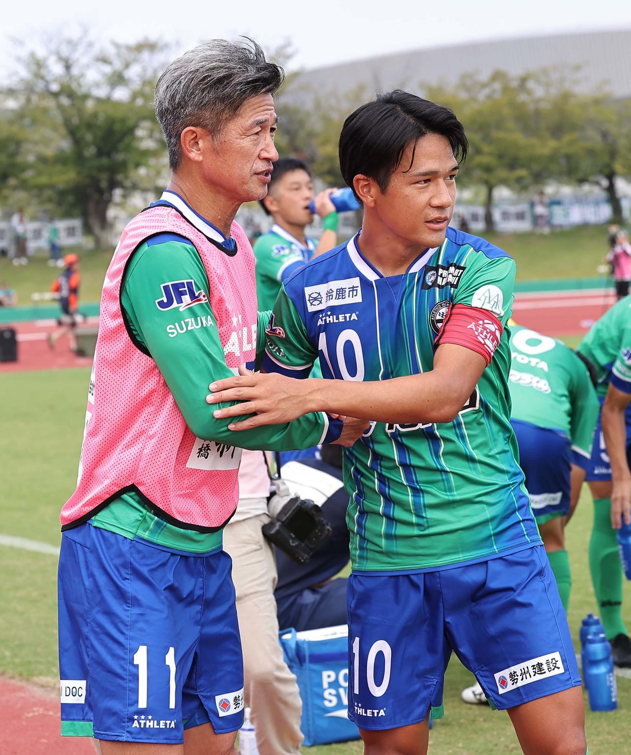 アトレチコ鈴鹿対ヴィアティン三重　試合前、アトレチコ鈴鹿・中村（右）に声を掛ける三浦（撮影・上田博志）