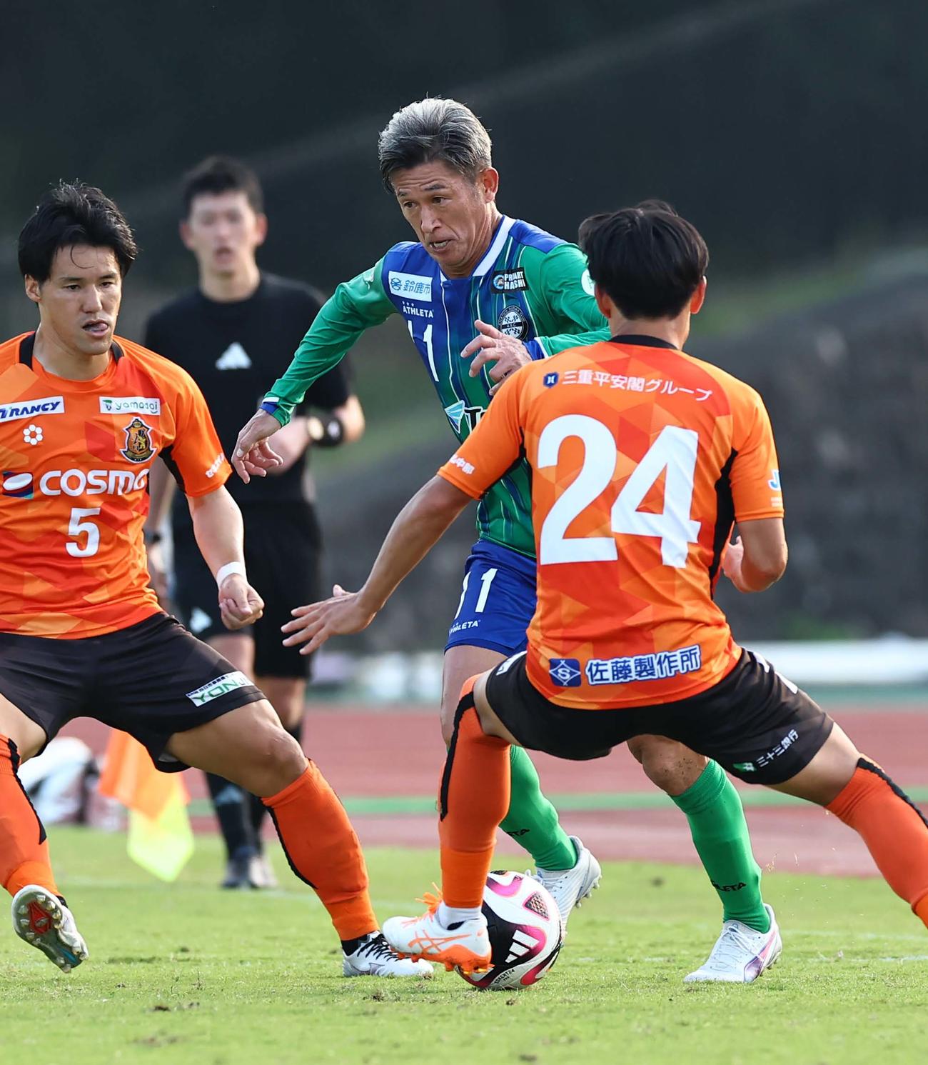 アトレチコ鈴鹿対ヴィアティン三重　後半、ドリブルで突破を狙うアトレチコ鈴鹿・三浦（撮影・上田博志）