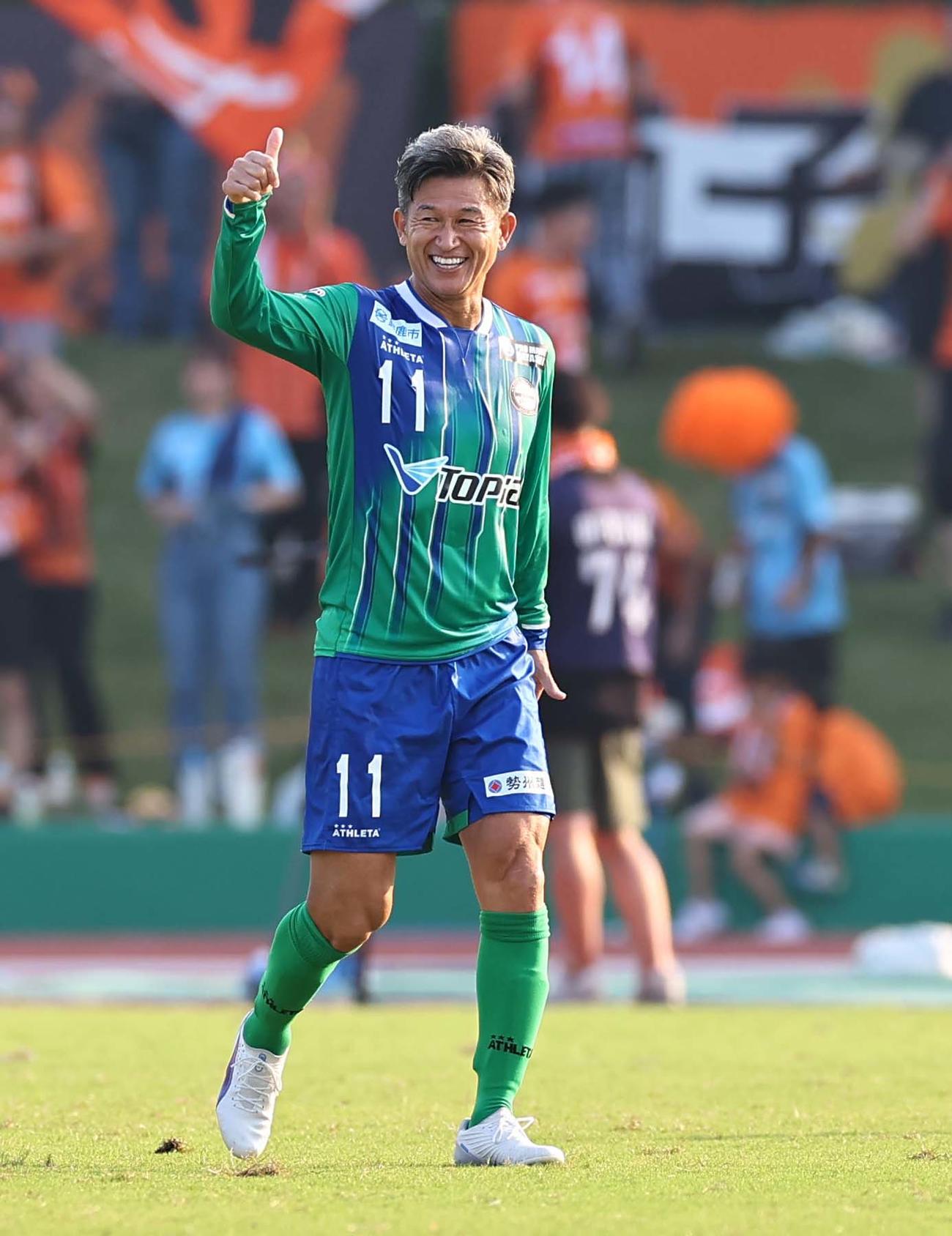 アトレチコ鈴鹿対ヴィアティン三重　後半に出場したアトレチコ鈴鹿・三浦はピッチで笑顔を見せる（撮影・上田博志）