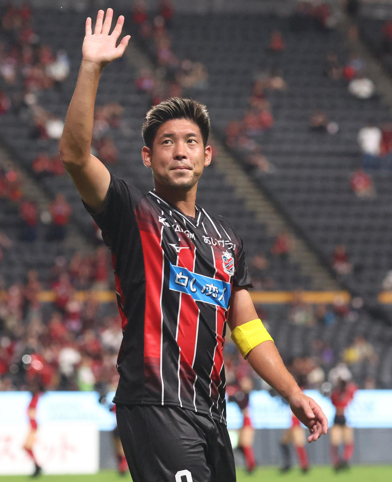 札幌対横浜　試合終了後、サポーターに手を振りながら引き揚げる札幌深井（撮影・佐藤翔太）