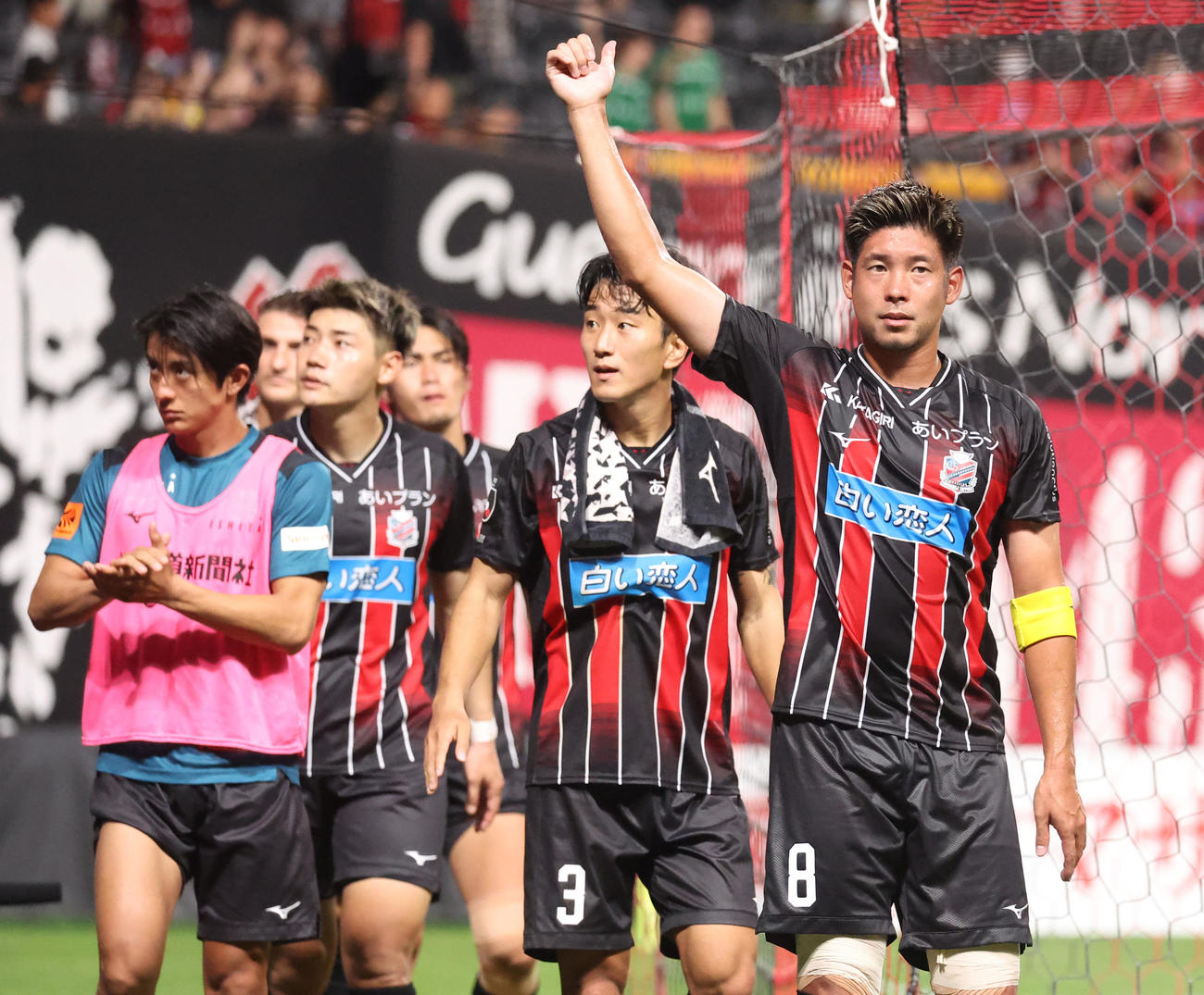 札幌対横浜　試合終了後、サポーターからに声援にサムズアップをして応える札幌深井（右）（撮影・佐藤翔太）