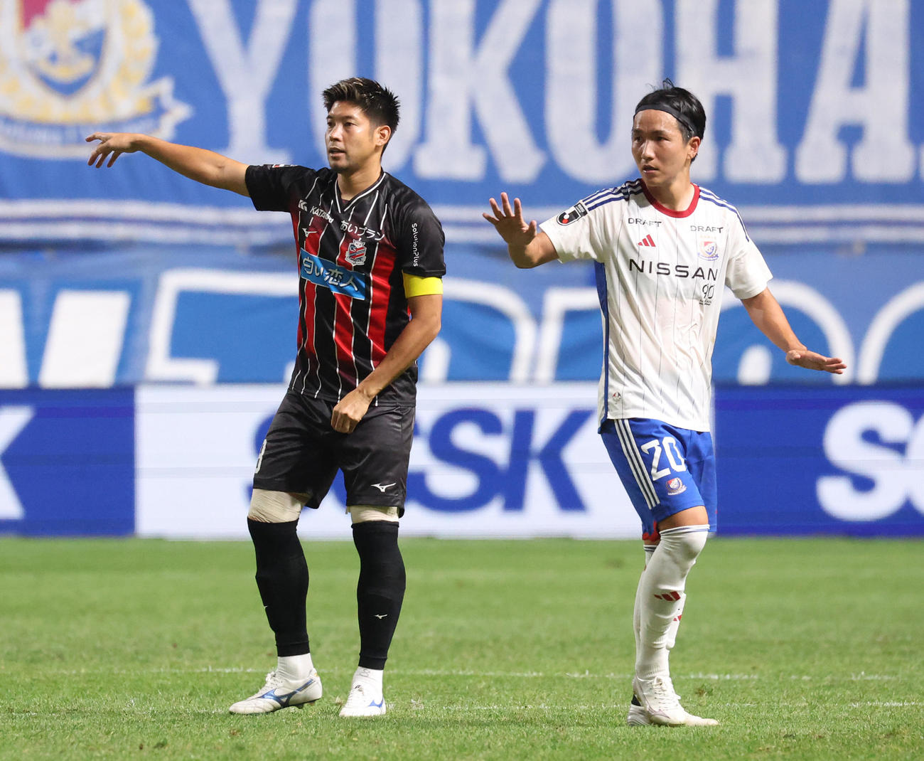札幌対横浜　後半、指示をする札幌深井（撮影・佐藤翔太）