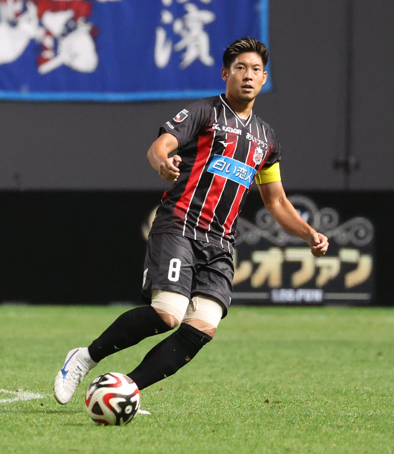 札幌対横浜　後半、パスを出す札幌深井（撮影・佐藤翔太）