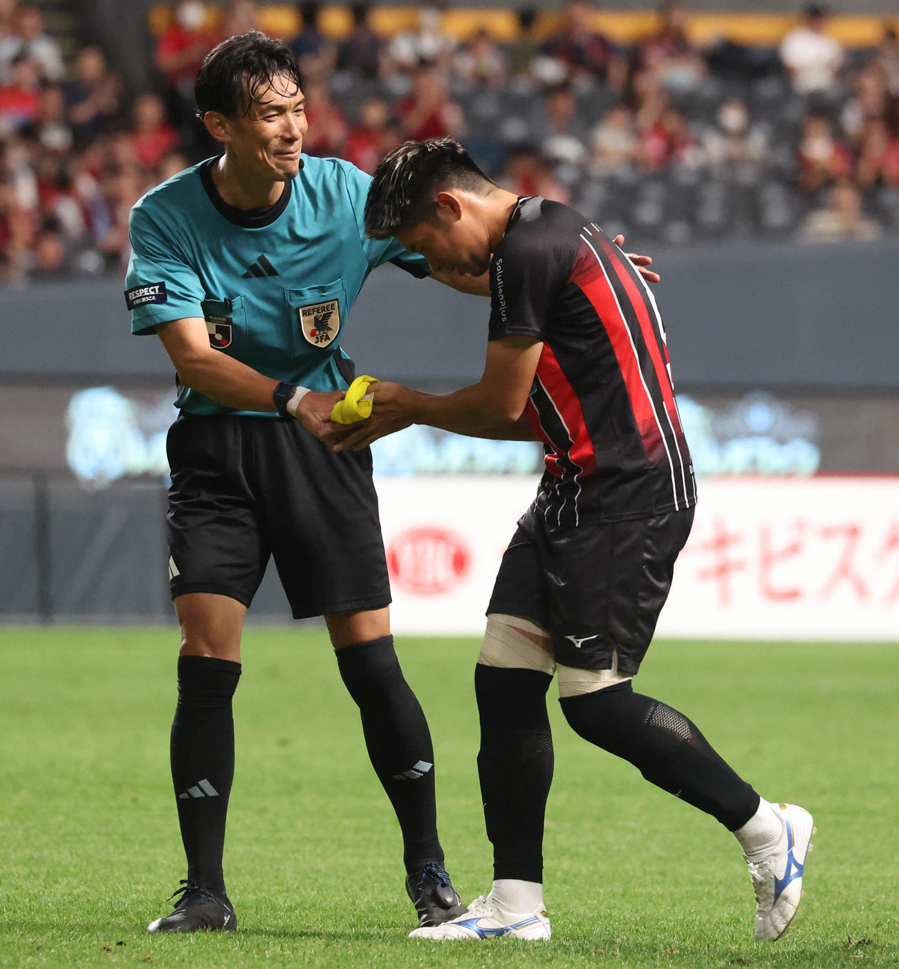 札幌対横浜　後半から出場し中村主審に声をかけられる札幌深井（撮影・佐藤翔太）
