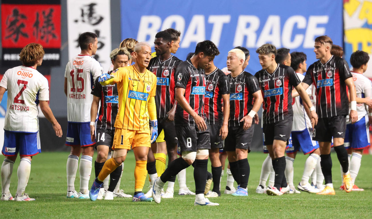 札幌対横浜　横浜に勝利するもルヴァン杯準々決勝敗退が決まり肩を落とす札幌イレブン（撮影・佐藤翔太）