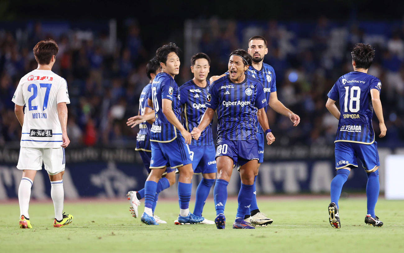 町田対新潟　前半、ゴールを決め喜ぶ町田中島（手前中央）（撮影・宮地輝）