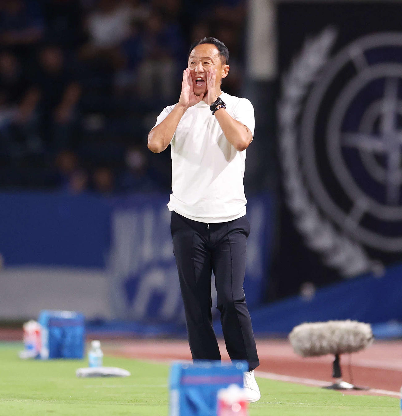 町田対新潟　前半、指示を出す町田黒田監督（撮影・宮地輝）