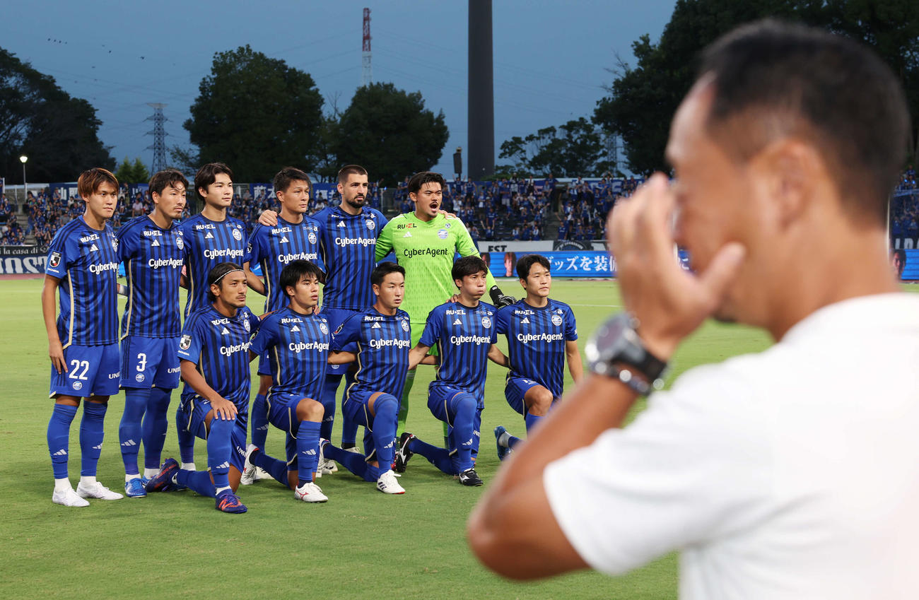 町田対新潟　町田黒田監督（手前）が待つ中、記念撮影するスタメンの選手たち（撮影・宮地輝）