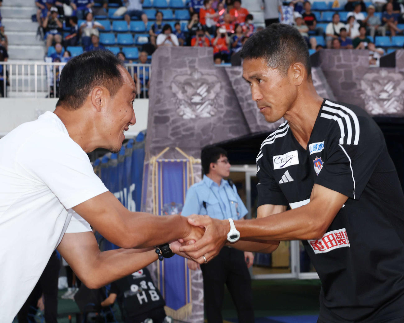 町田対新潟　試合前、握手を交わす町田黒田監督（左）と新潟松橋監督（撮影・宮地輝）