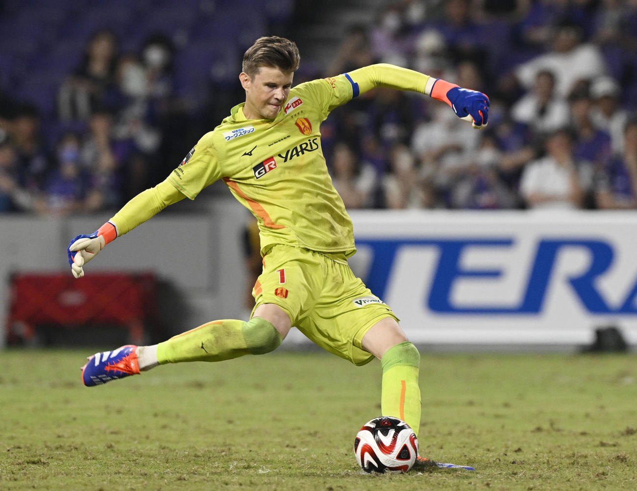 広島―名古屋　PK戦でキックを決める名古屋のGKランゲラック（共同）