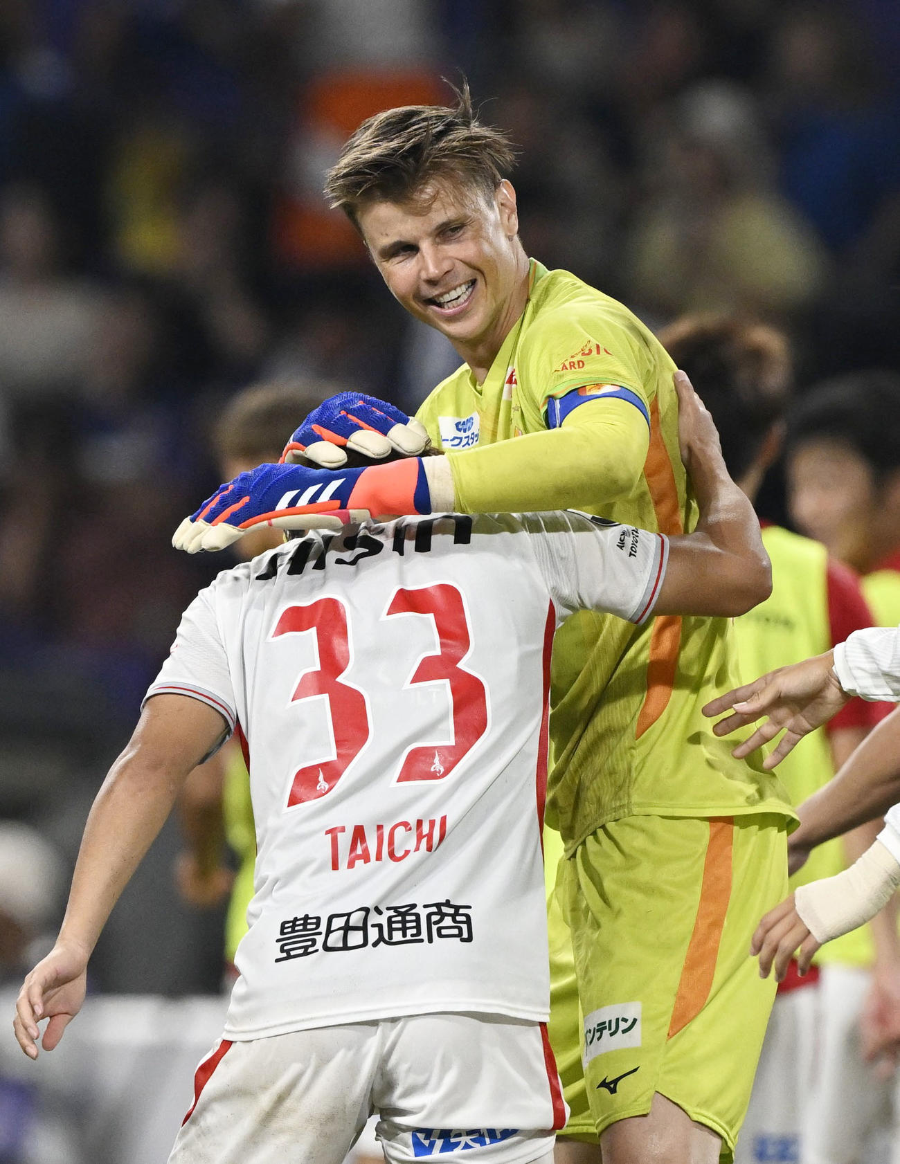 PK戦の末、準決勝進出を決めて喜ぶ名古屋のGKランゲラック（共同）