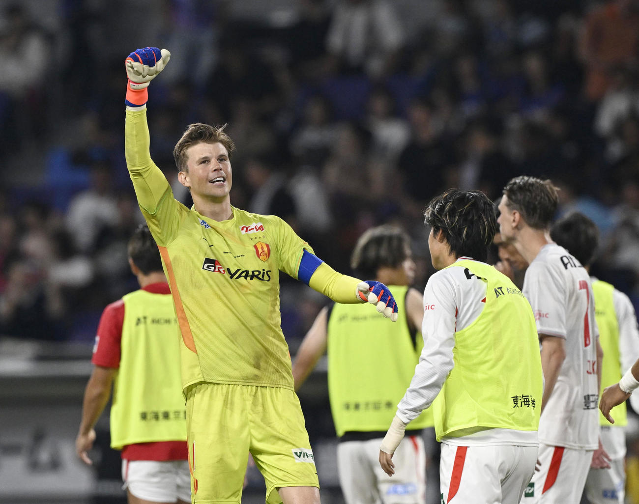 PK戦の末、準決勝進出を決めてガッツポーズする名古屋のGKランゲラック（共同）