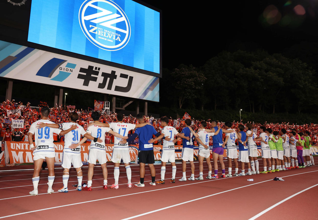 町田対新潟　準決勝進出しサポーターと喜ぶ新潟イレブン（撮影・宮地輝）