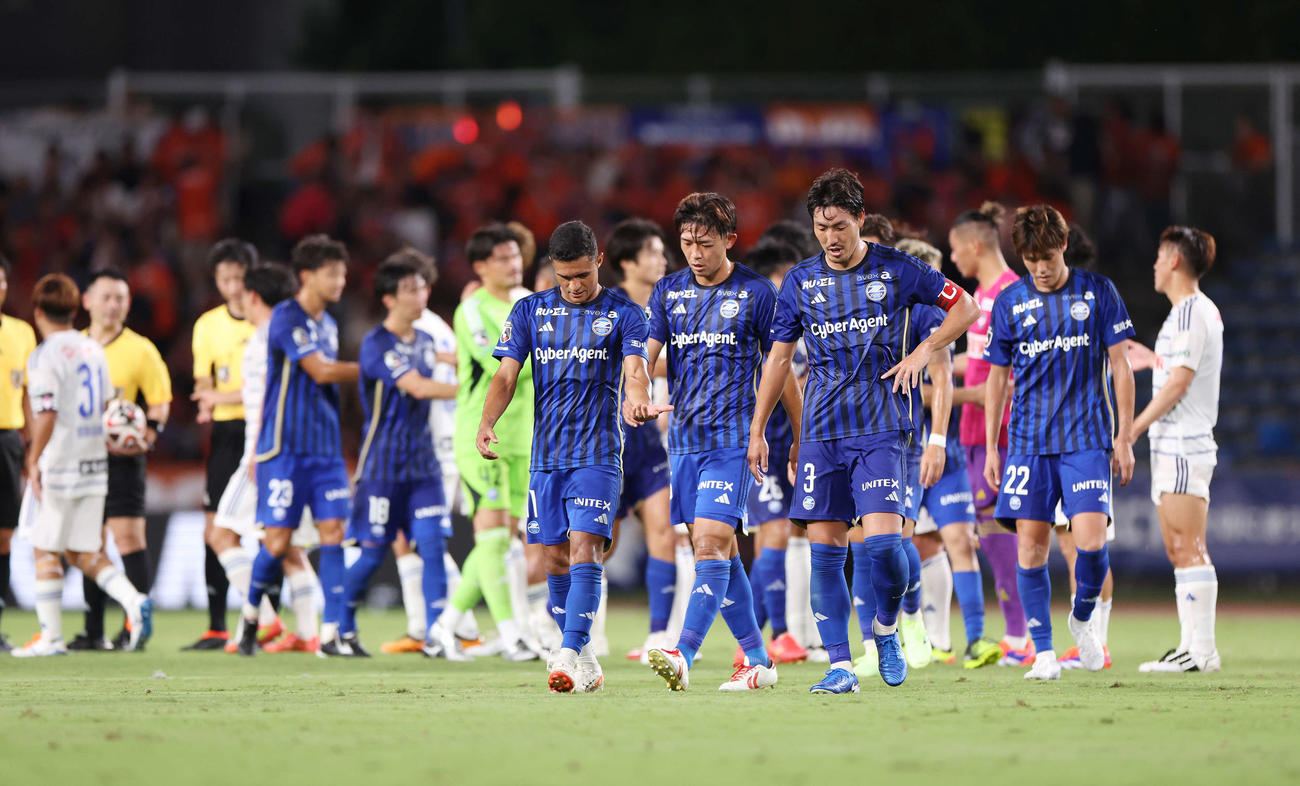 YBCルヴァン杯準々決勝第2戦　準々決勝で敗退し肩を落とすFC町田ゼルビアの選手たち（2024年9月8日撮影）