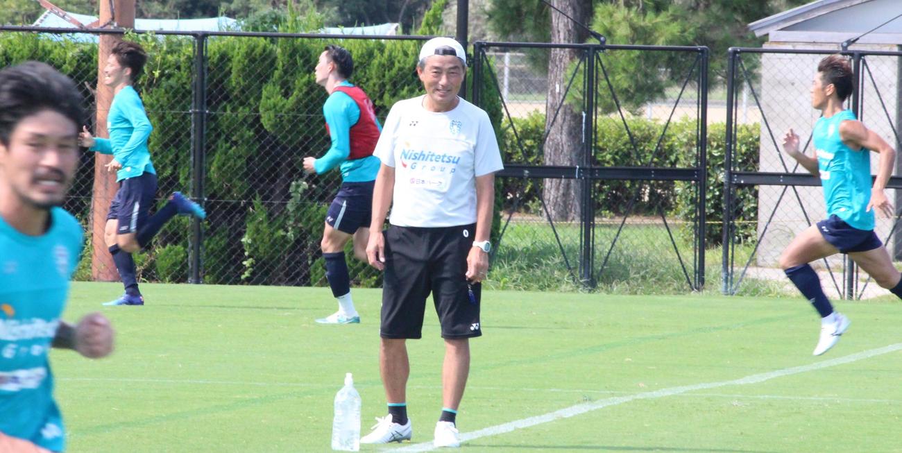 練習を見守る福岡・長谷部茂利監督（撮影・菊川光一）