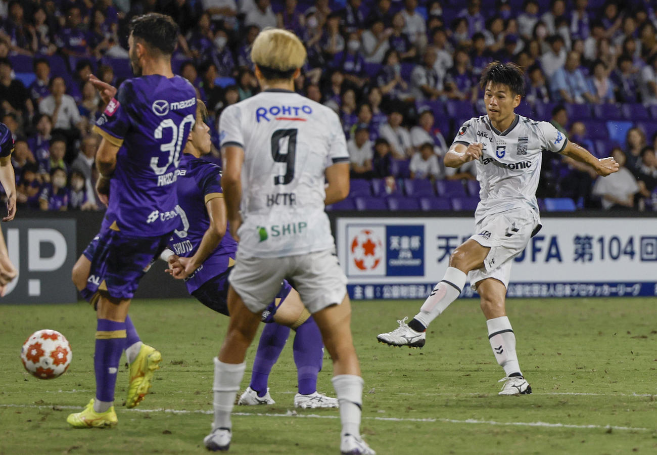 広島－G大阪　後半、決勝ゴールを決めるG大阪・岸本（右）（共同）