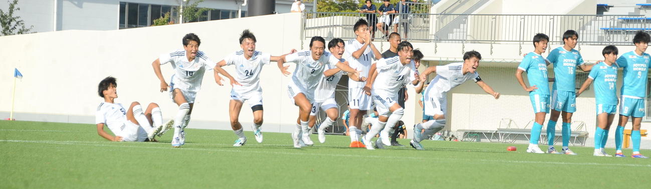 PK戦で最後のキッカーが成功させた瞬間、喜びを爆発させながら走り出す新潟医療福祉大の選手たち（撮影・小林忠）