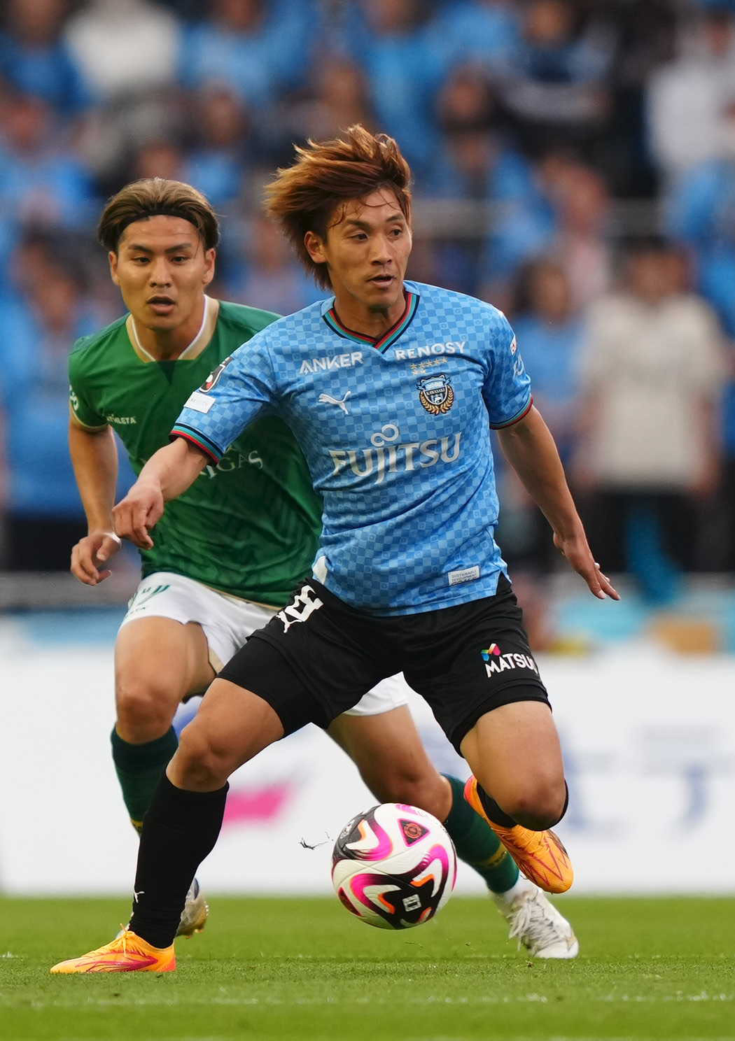川崎F橘田健人（手前）（2024年4月20日撮影）