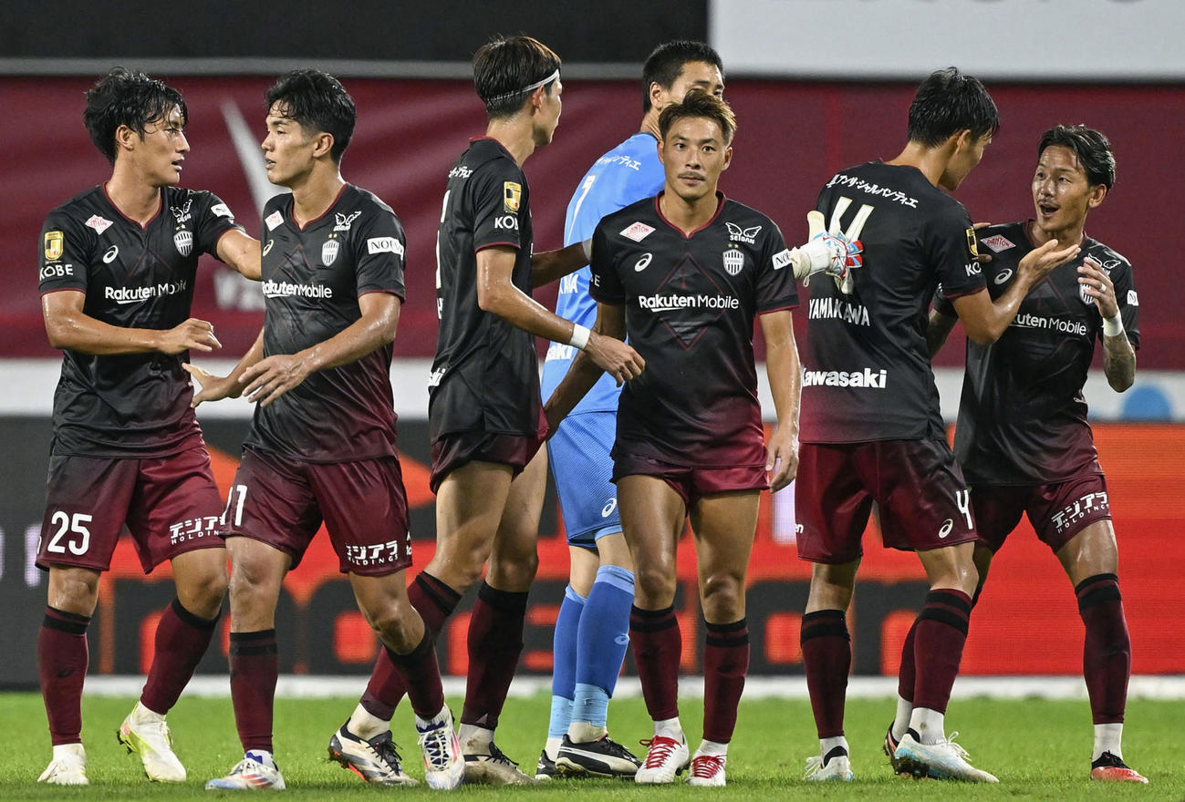 C大阪に勝利した神戸イレブン(共同)