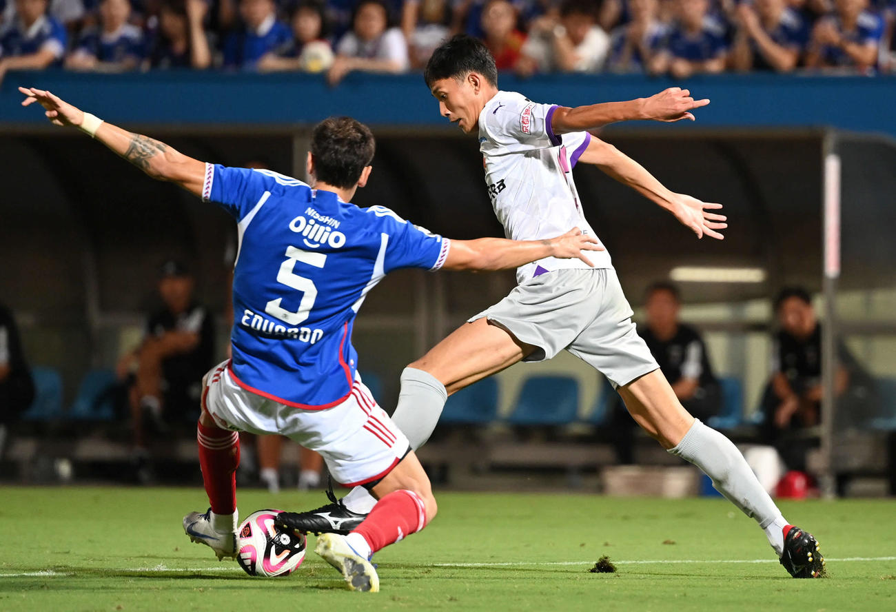 横浜対京都　後半、ドリブルで切り返し相手を立て続けにかわす京都原（右）（撮影・山崎安昭）