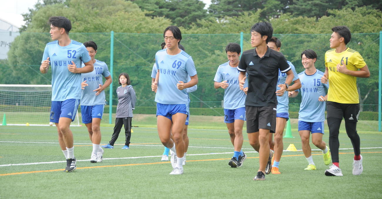 ランニングでリカバリーする新潟医療福祉大の選手たち（撮影・小林忠）