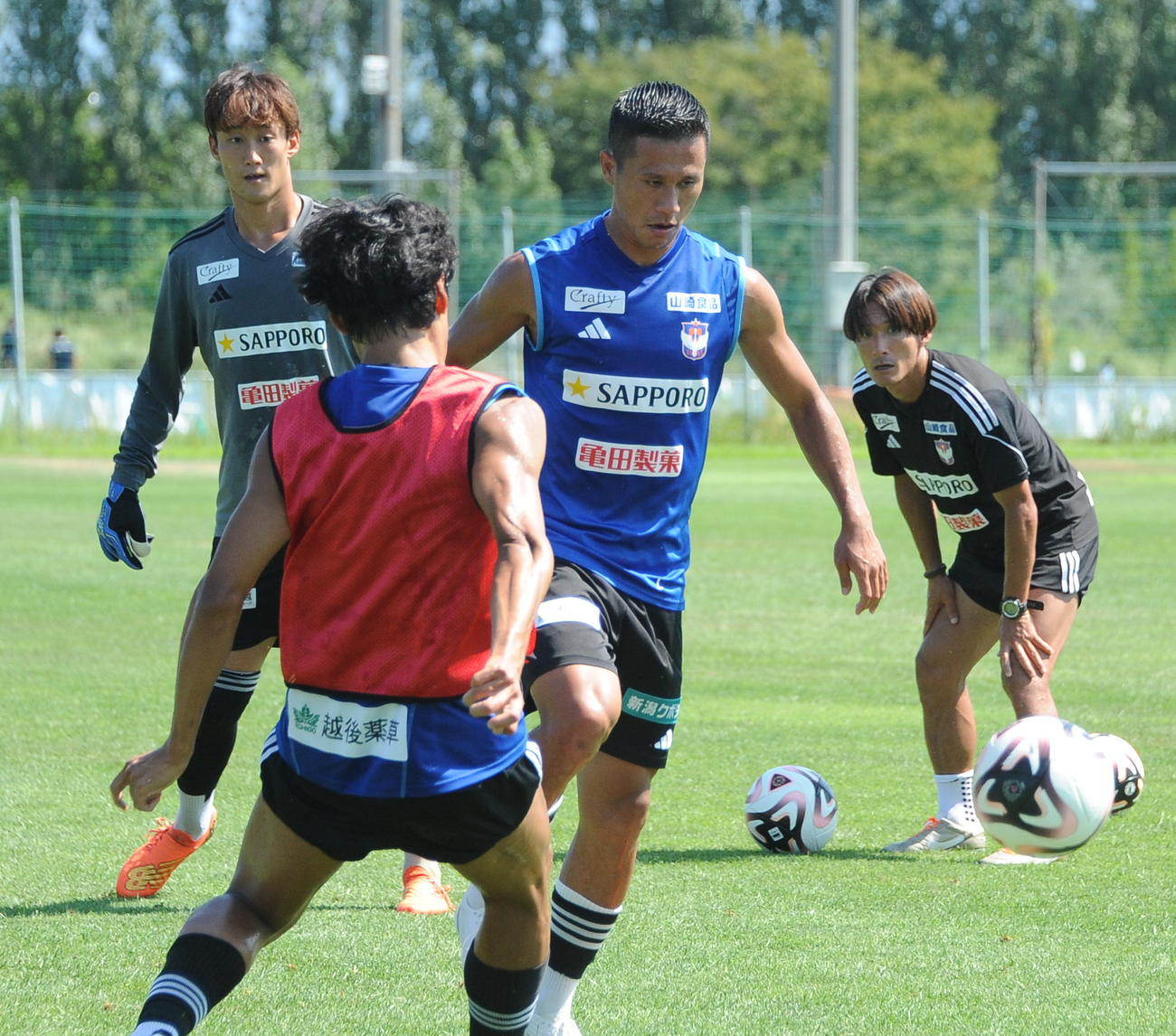 湘南戦に向けた練習でパスを出す小野（中央）（撮影・小林忠）