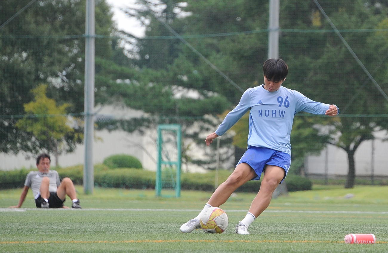 個人練習でシュートを放つ新潟医療福祉大・高足（右）（撮影・小林忠）