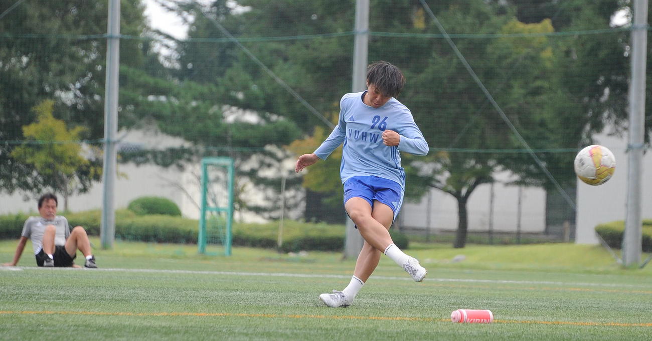 個人練習でシュートを放つ新潟医療福祉大・高足（右）（撮影・小林忠）