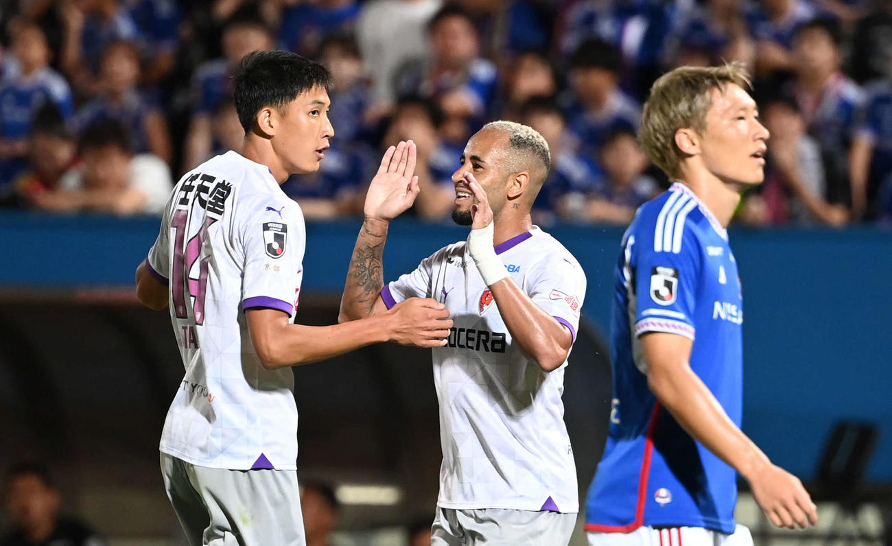 横浜対京都　後半、追加点を奪った京都原（左）はラファエル・エリアスの祝福を受ける（撮影・山崎安昭）
