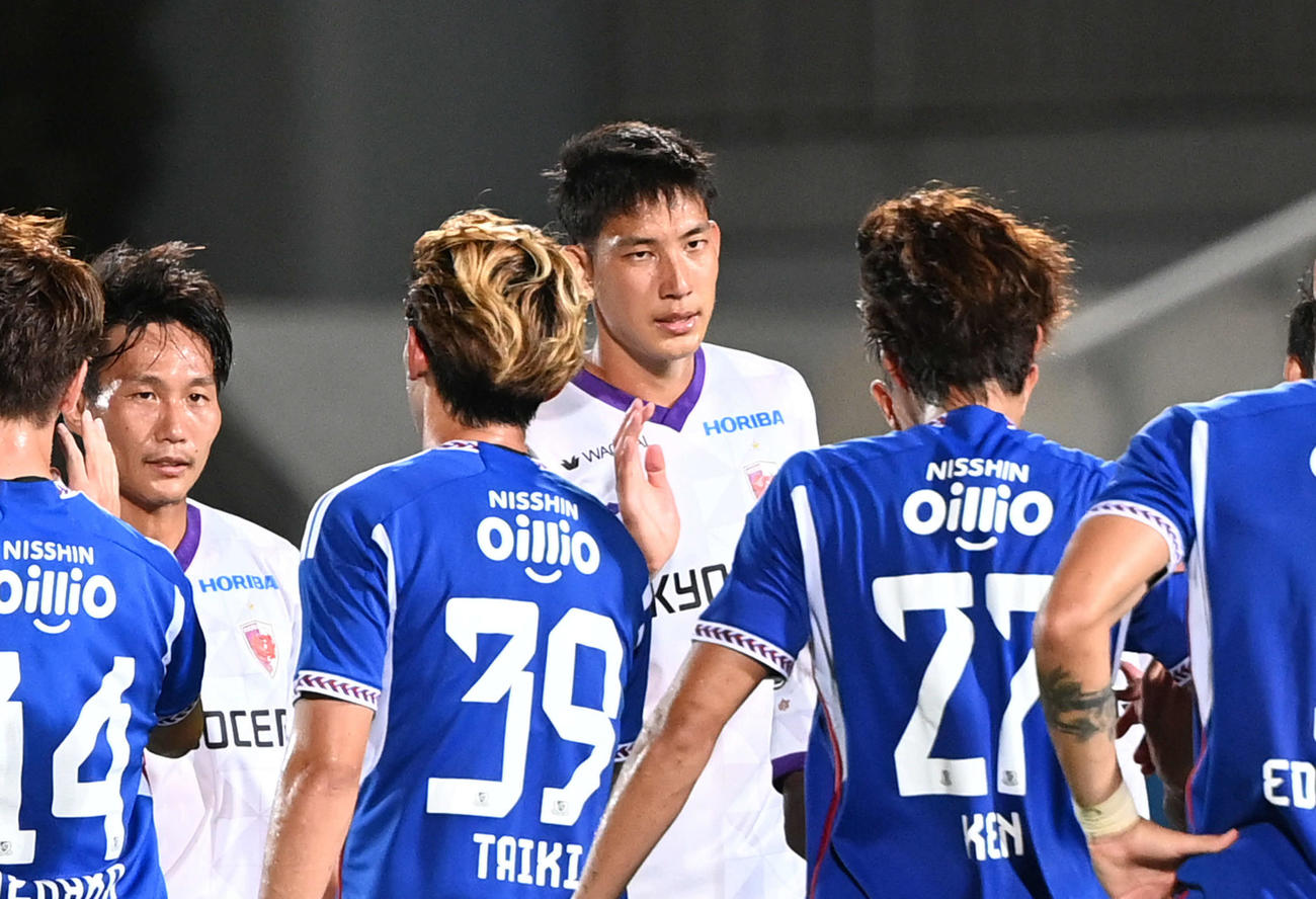 横浜対京都　勝利した京都原（中央）は相手選手とタッチを交わす（撮影・山崎安昭）