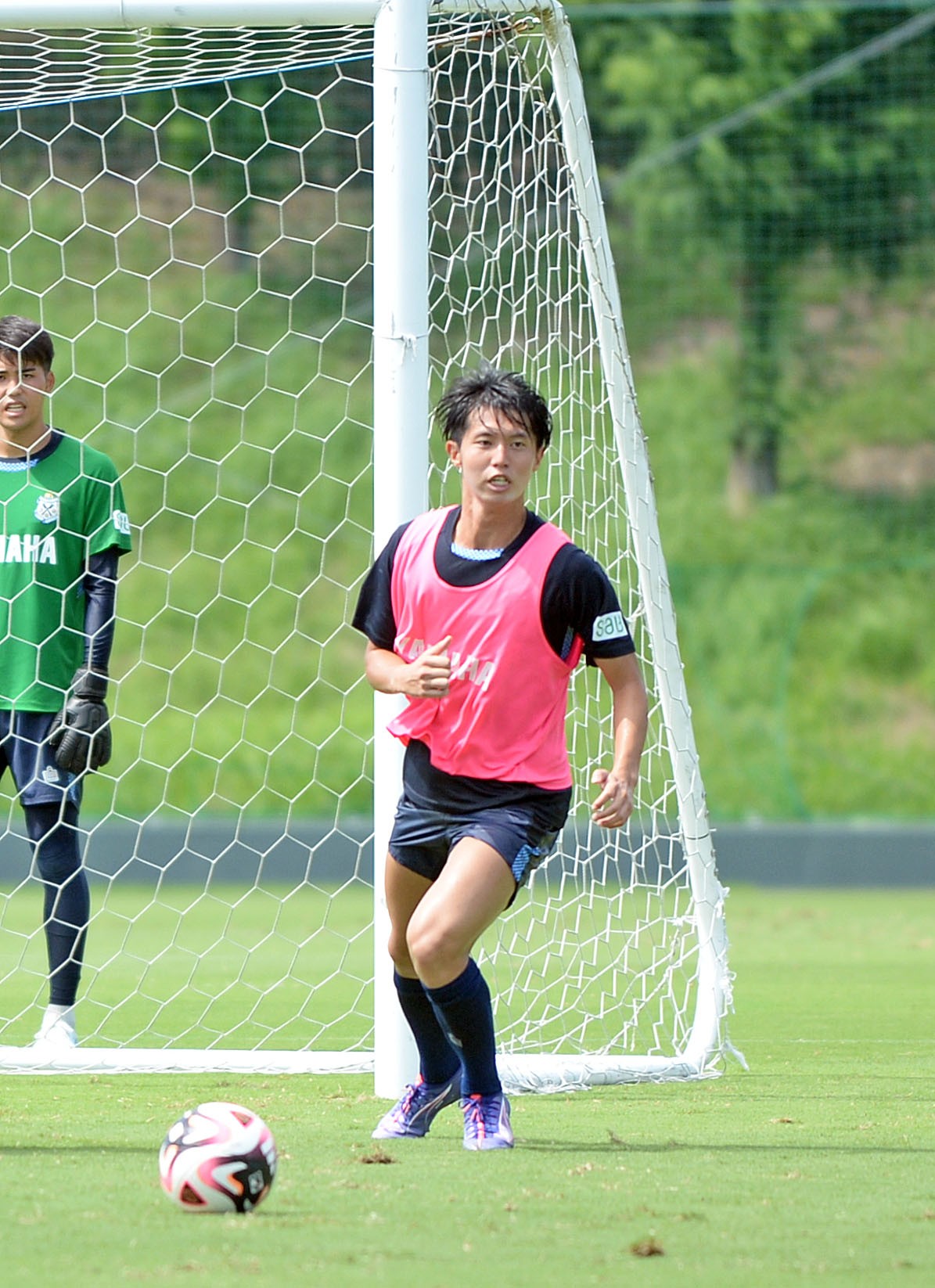 9試合ぶりの完封を目指して最終ラインを統率する磐田鈴木（撮影・神谷亮磨）