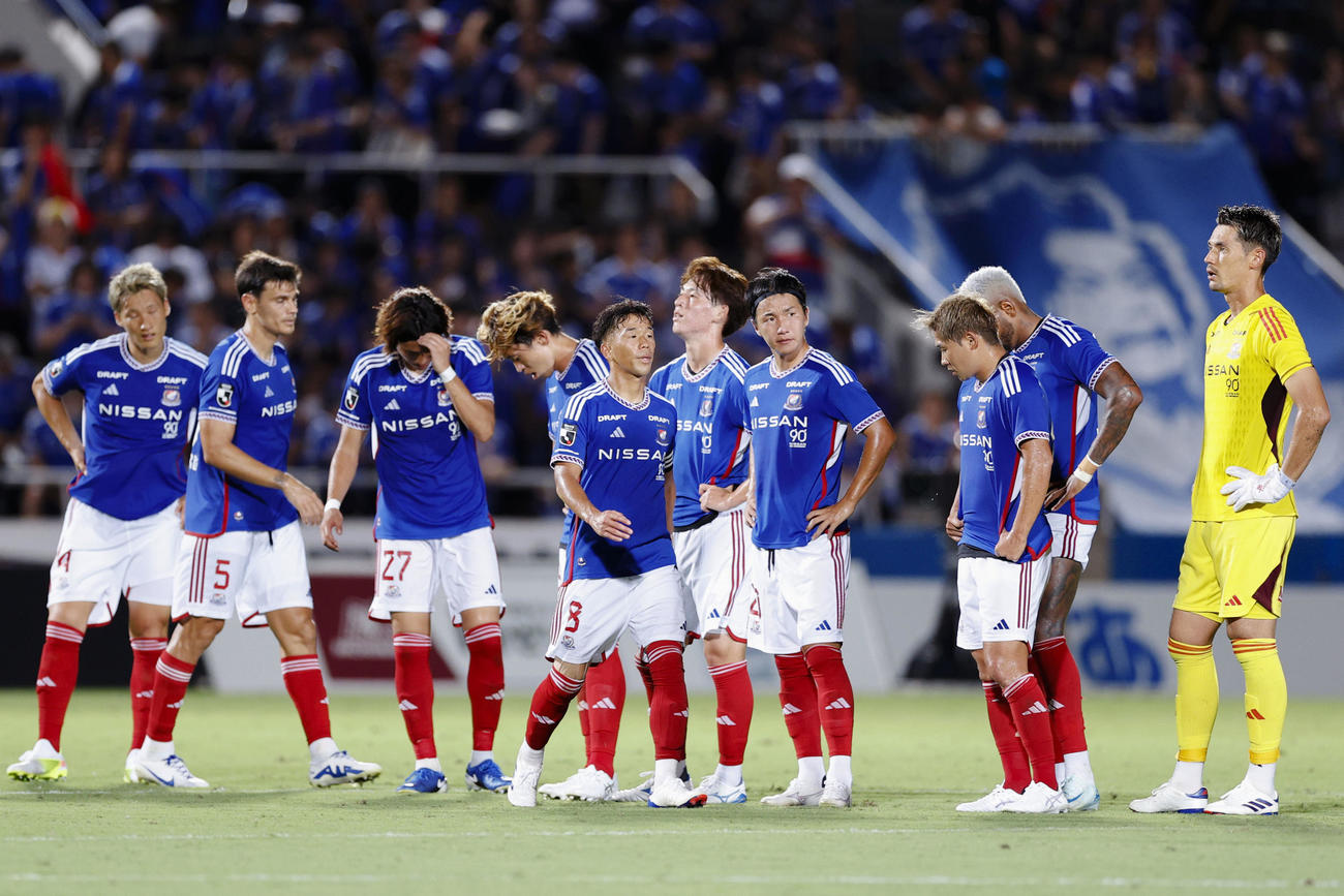 京都に敗れ、肩を落とす横浜Mイレブン(共同)