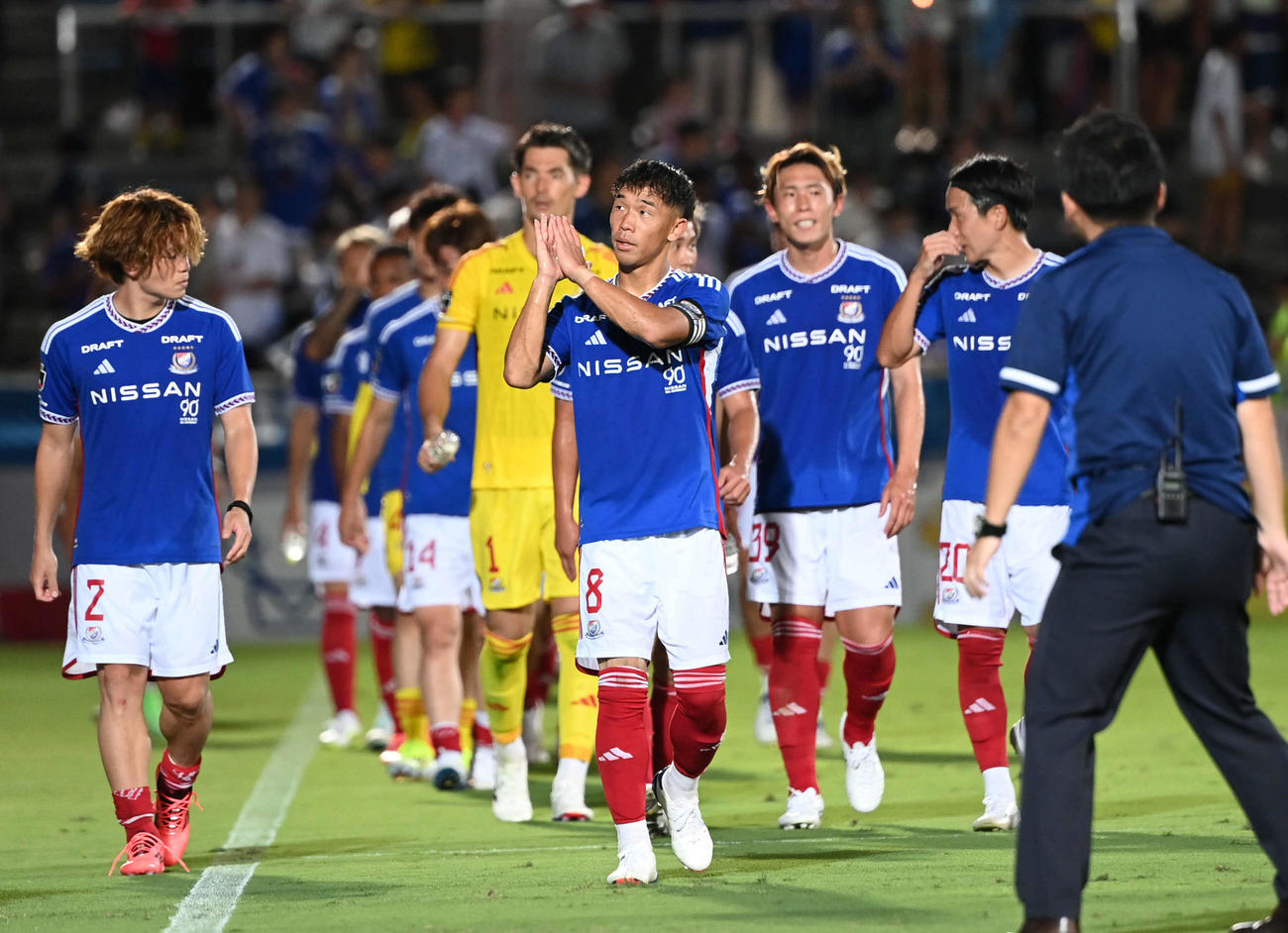 横浜対京都　敗れた喜田（手前中央）ら横浜の選手たちはサポーターにあいさつする（撮影・山崎安昭）
