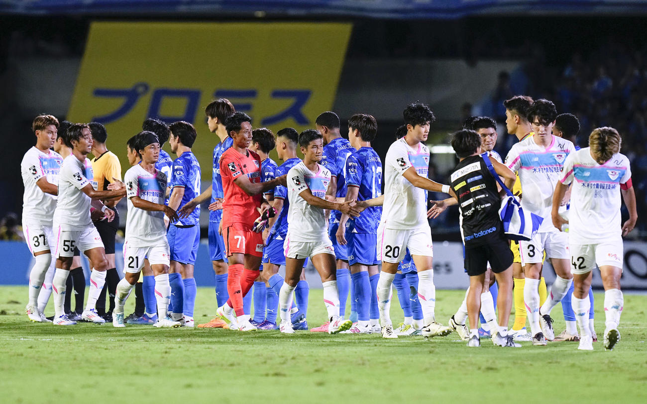 川崎に敗れ、健闘をたたえ合う鳥栖イレブン（共同）