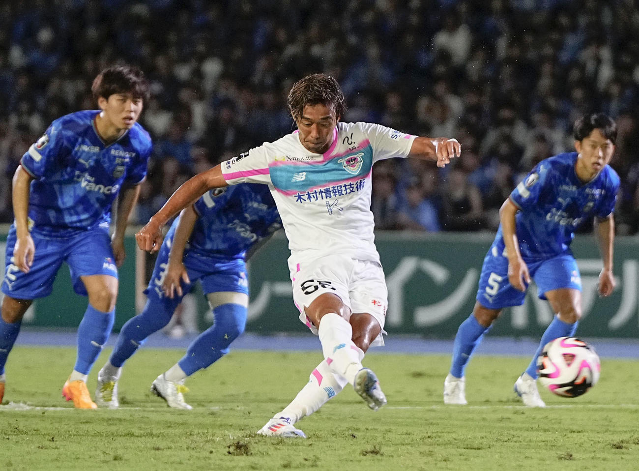 川崎―鳥栖　試合終了間際、PKでチーム2点目のゴールを決める鳥栖清武（共同）