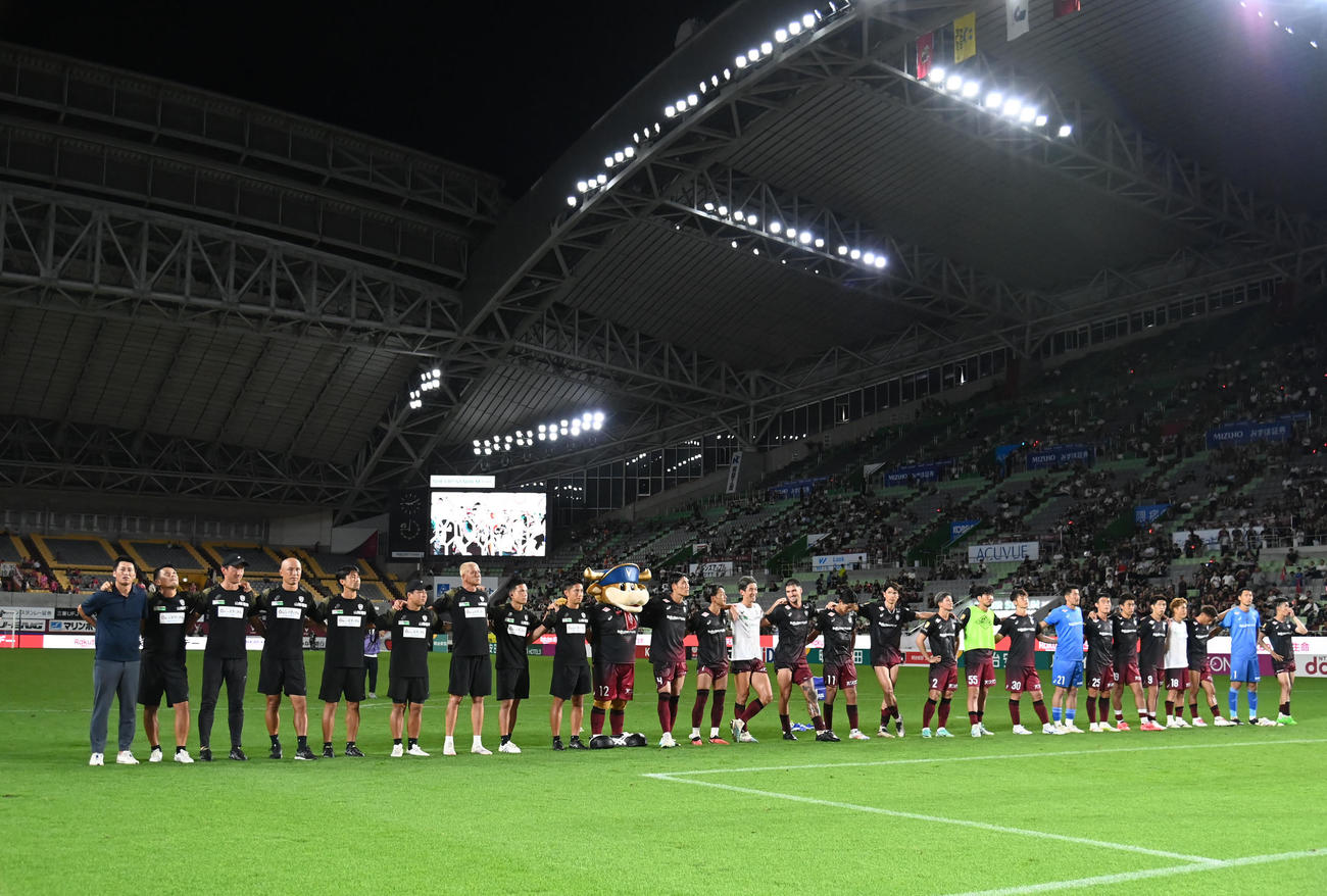 神戸対C大阪　試合終了後、サポーターにあいさつをする神戸イレブン、スタッフら（撮影・石井愛子）