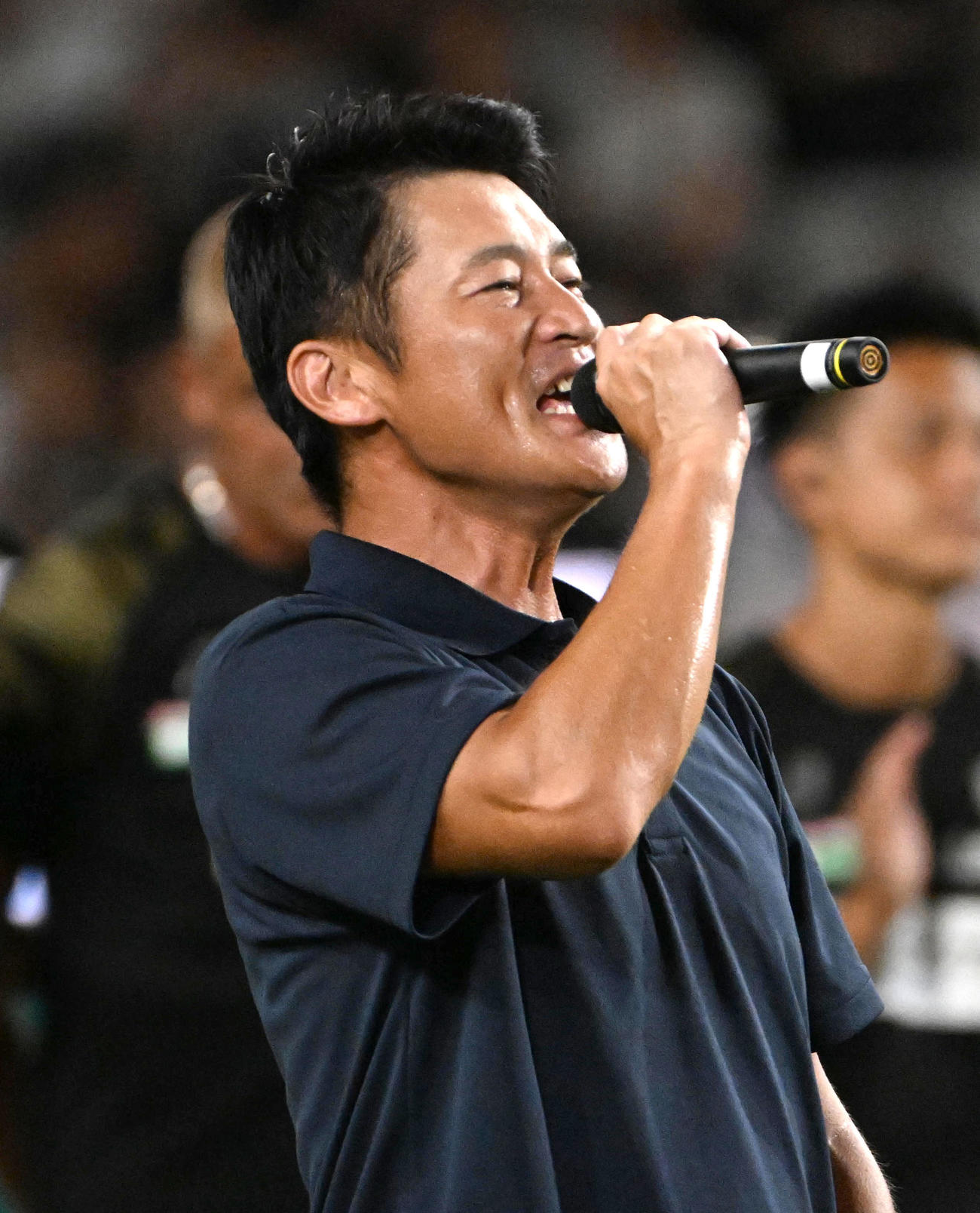 神戸対C大阪　試合終了後、サポーターにあいさつをする神戸吉田監督（撮影・石井愛子）