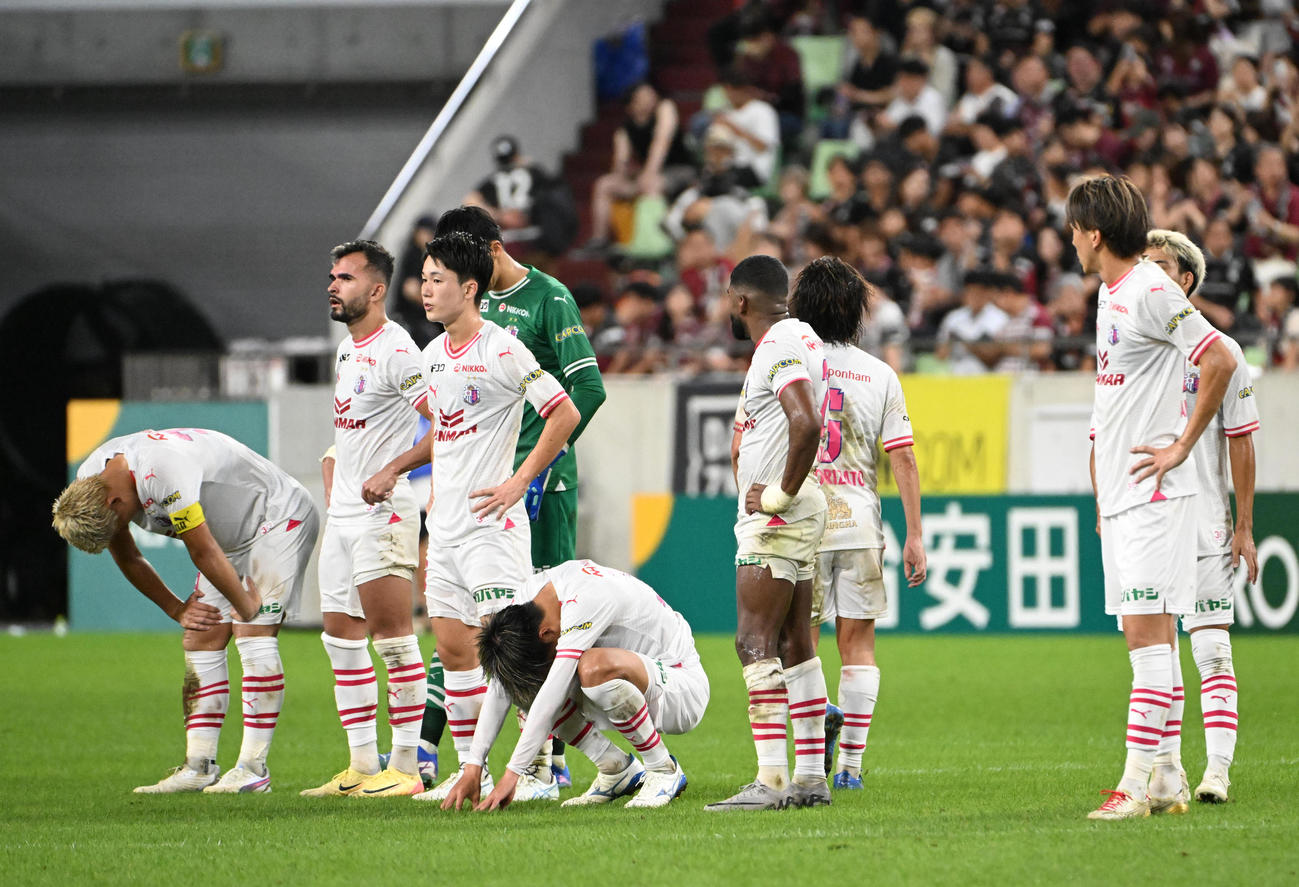 神戸対C大阪　神戸に負け肩を落とすC大阪イレブン（撮影・石井愛子）