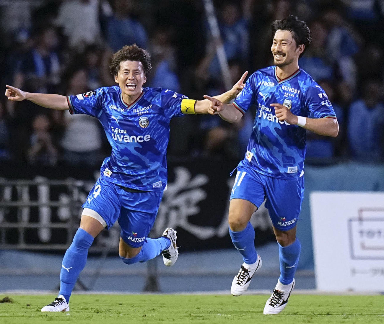 後半、チーム2点目のゴールを決め、笑顔を見せる川崎・家長。左は脇坂（共同）