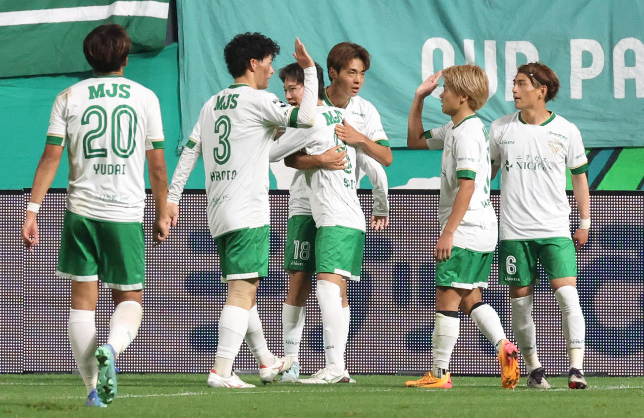 札幌対東京V　後半、ゴールを決めチームメートと喜び合う東京V山田（中央）（撮影・佐藤翔太）