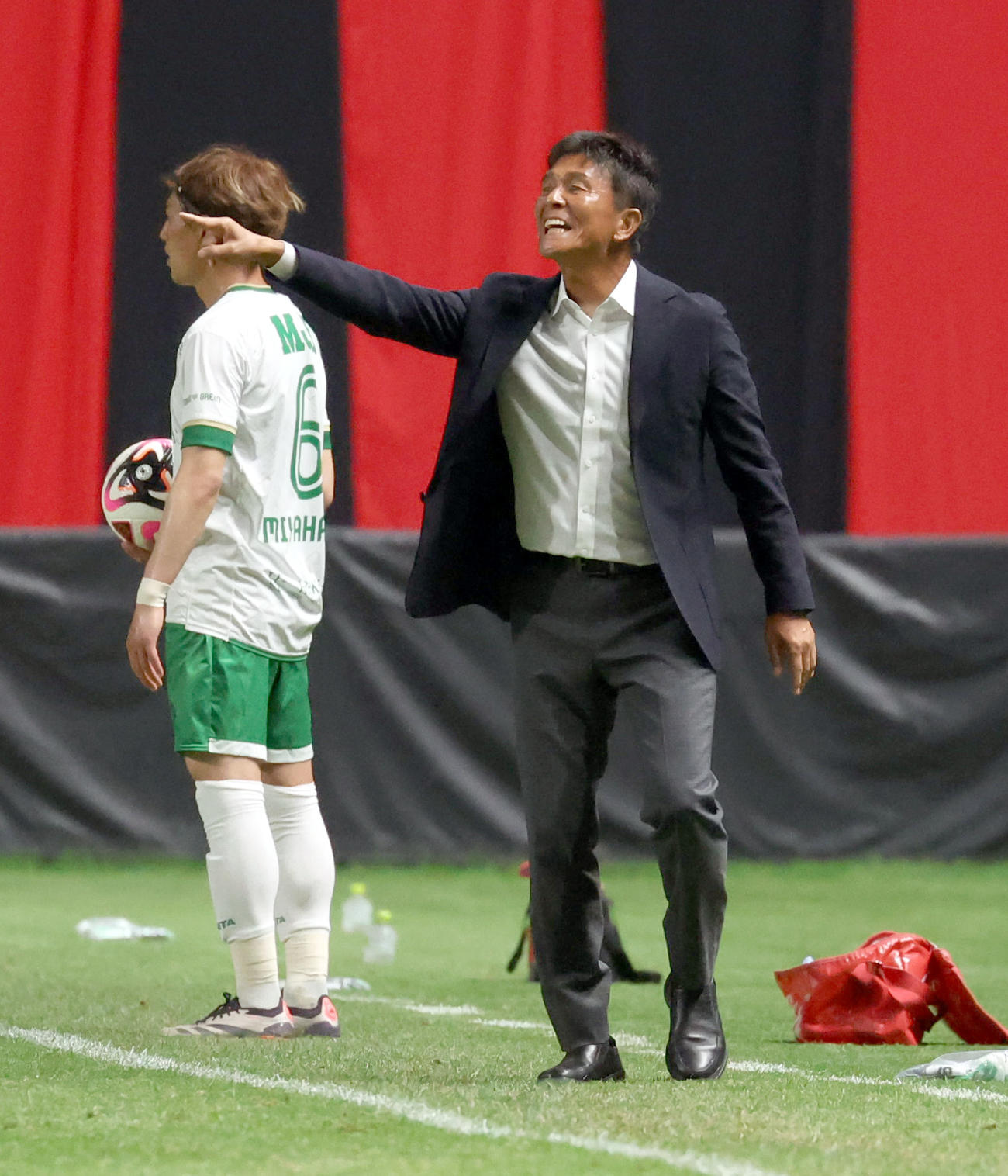 札幌対東京V　後半、指示を出す東京V城監督（撮影・佐藤翔太）